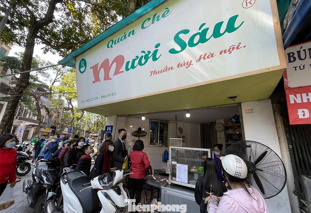 Cứ vào mùng 3/3 Âm lịch, nhiều người dân Hà thành lại tìm tới một số hàng chè nổi tiếng trên phố Ngô Thì Nhậm để mua bánh trôi, bánh chay cúng Tết Hàn thực.