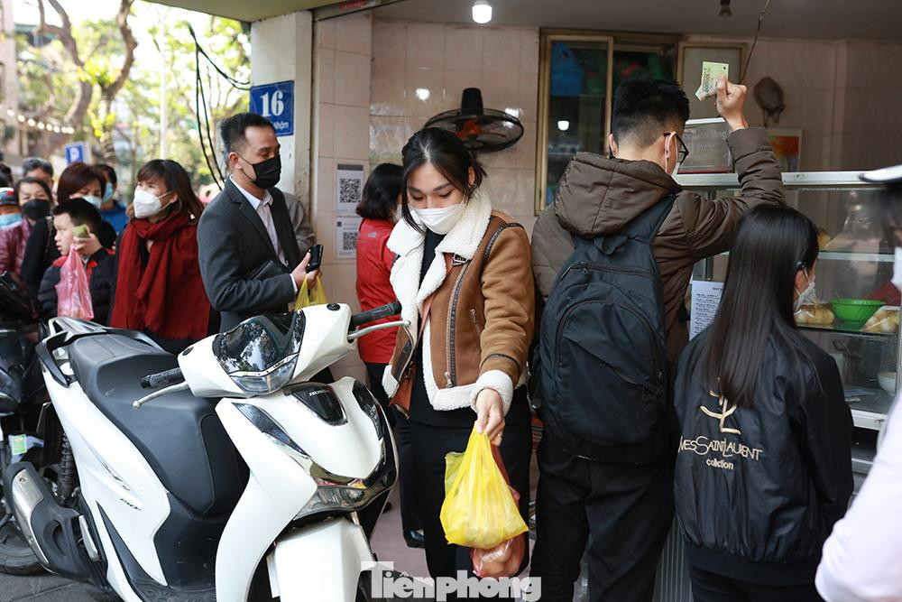 Bánh trôi có giá 15.000 đồng/đĩa. Còn bánh chay được bán với giá 20.000 đồng/bát.