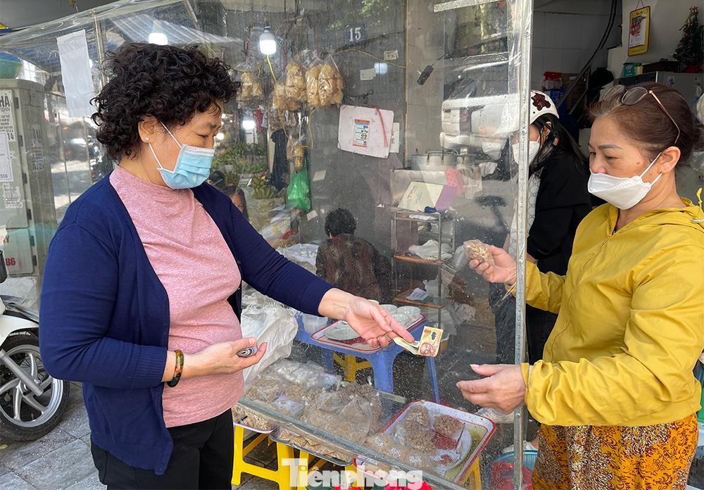 Người dân mua bánh tại chợ Hàng Bè.