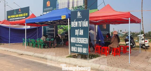 Các sàn môi giới BĐS rầm rộ dựng lều bạt, văn phòng giao dịch bên ngoài khu vực xây dựng Dự án nhà ở xã hội Evergreen Bắc Giang để rao bán căn hộ của dự án khi chưa đủ điều kiện.