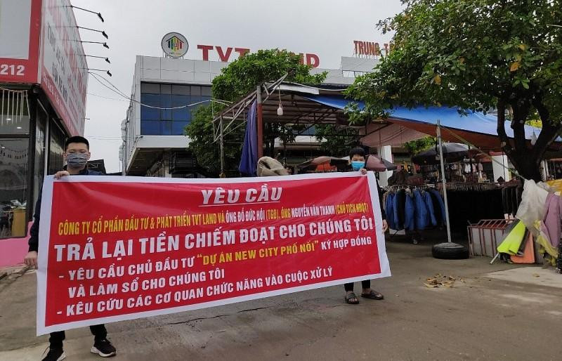 Khách hàng mua các lô đất trong dự án New City (Hưng Yên) căng băng rôn đòi tiền Công ty CP đầu tư và phát triển TVT Land.