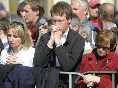 Linh cữu vợ chồng Tổng thống Kaczynski được đưa từ Wrasaw tới Krakow bằng máy bay quân sự. Trước đó, linh cữu cố Tổng thống Kaczynski cũng đã được đưa tới những nơi gắn bó với cuộc đời ông ở Thủ đô Warsaw, trong đó có Tòa thị chính Warsaw. (AP) Hàng trăm nghìn người dân vẫy cờ, hoa và cầu nguyện tại Krakow để vĩnh biệt vợ chồng cố Tổng thống Lech Kaczynski (Reuters,AP) Trong buổi lễ Misa, Tổng giám mục Krakow Stanislaw bày tỏ hy vọng sự sát cánh sau thảm họa rơi máy bay sẽ củng cố quan hệ Nga-Ba Lan (AP) Sau lễ Misa, xe pháo rước linh cữu vợ chồng cố Tổng thống Kaczynski qua thành phố và tới thánh đường Wawel (Reuters,AP) Quân đội Ba Lan tham gia tang lễ cố Tổng thống (Reuters) Ông Jaroslaw Kaczynski, người anh em song sinh- và gia đình con gái Marta của cố Tổng thống Kaczynski trong tang lễ ( Reuters) Lãnh đạo, quan chức, bè bạn và người thân từ nhiều quốc gia tới dự tang lễ vợ chồng cố Tổng thống Kaczynski, trong đó có Tổng thống các nước Nga, Đức, Ucraina, Litva, Séc và Chủ tịch Nghị viện Châu Âu. Tuy nhiên, sự cố núi lửa phun tro bụi ở Iceland đã khiến nhiều nguyên thủ không thể tới dự tang lễ, gồm Tổng thống Mỹ Barack Obama, Thái tử Anh Charles, Tổng thống Pháp Nicolas Sarkozy, Thủ tướng Đức Angela Merkel… (AP,Reuters) Mộ phần của vợ chồng cố Tổng thống Kaczynski được đặt tại Wawel, nơi an nghỉ của các nhà vua và các vị anh hùng dân tộc Ba Lan (AP)