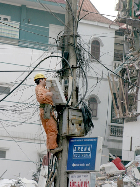 Cắt điện nhằm đảo bảo an toàn trong khu vực đổ nát
