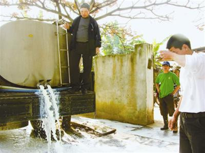 Đổ sữa từ xe téc mà không cầm được nước mắt. Ảnh: H.N Đổ sữa từ xe téc mà không cầm được nước mắt. Ảnh: H.N