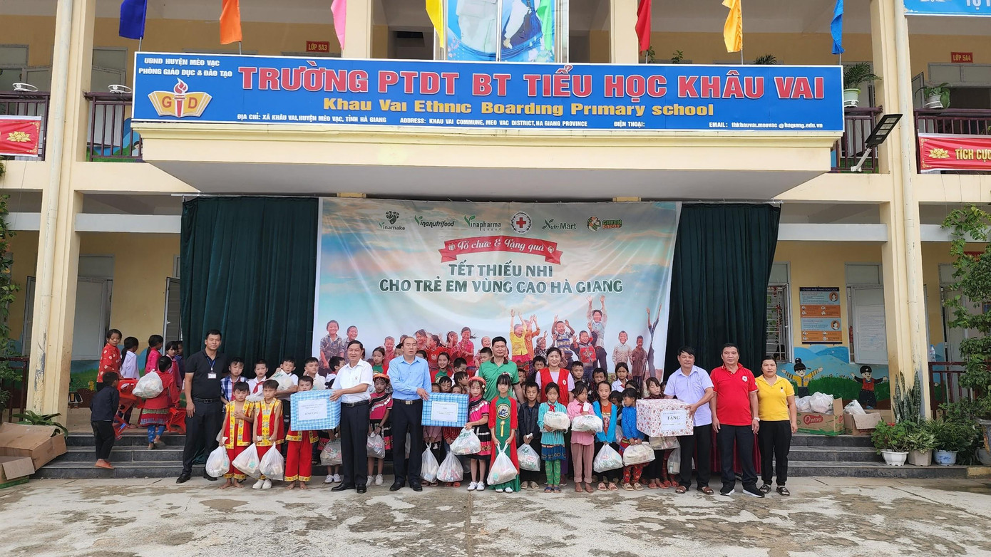 Ông Phạm Quang Dũng, Đại diện Vinanutrifood trao tặng các suất quà cho học sinh Trường Phổ thông Dân tộc Bán trú Tiểu học Khâu Vai