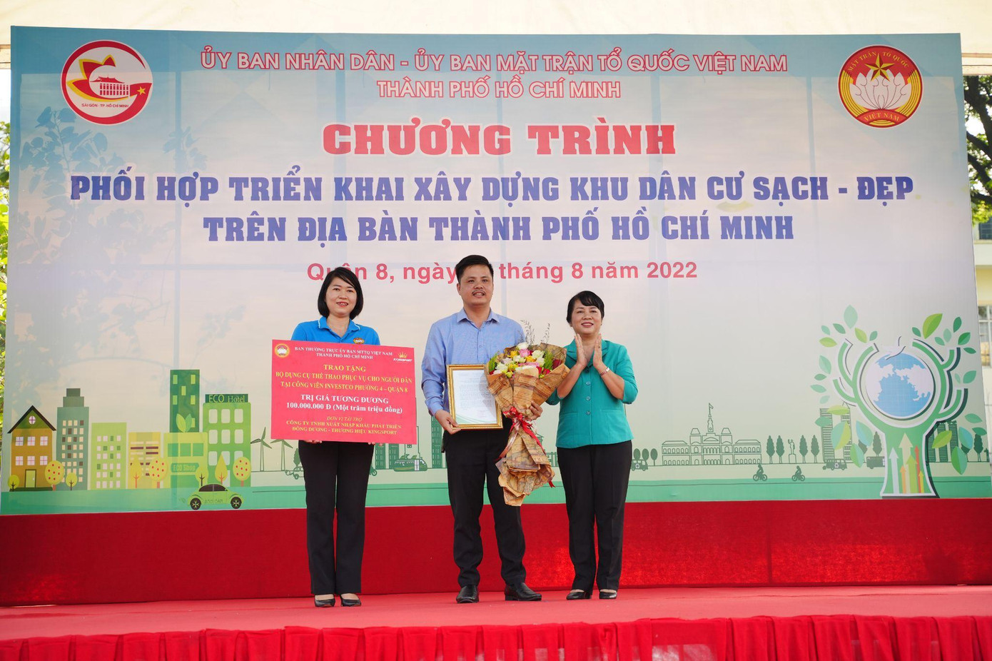 KingSport trao tặng Nhân dân Quận 8 bộ dụng cụ thể thao ngoài trời KingSport trao tặng Nhân dân Quận 8 bộ dụng cụ thể thao ngoài trời