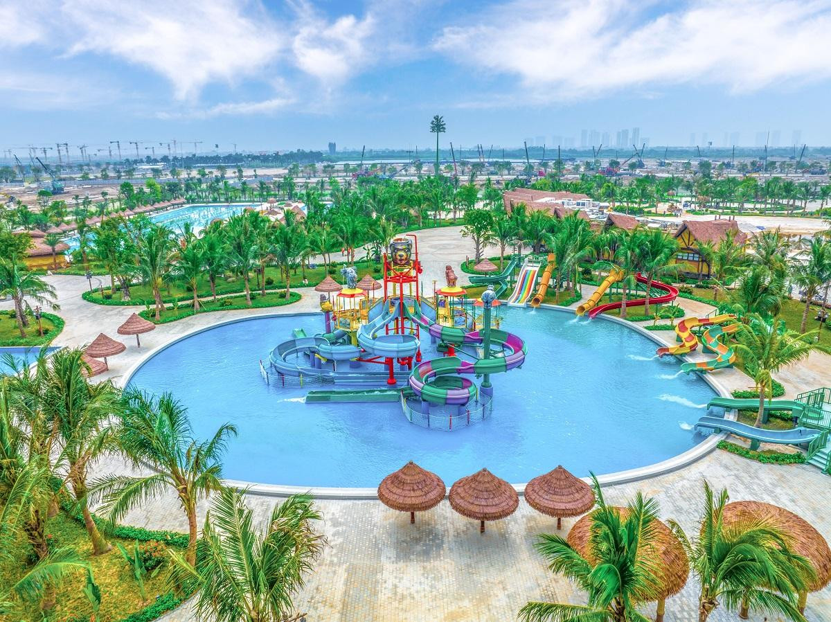 Nhìn toàn cảnh từ trên cao, Paradise Bay giống như một công viên vui chơi giải trí theo chủ đề tại các địa điểm du lịch nổi tiếng. Do đó, nhiều người đã ngỡ ngàng khi biết công trình này nằm ngay trong quần thể dự án Vinhomes Ocean Park 3 – The Crown với khoảng 20 phút di chuyển từ khu vực trung tâm cũ của Hà Nội.