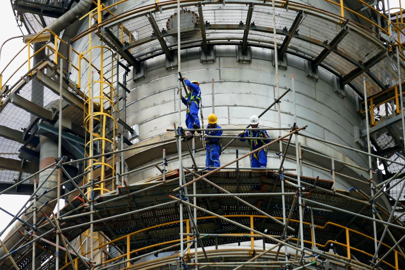 Nhà thầu đang khẩn trương tháo dỡ giàn giáo tại Tháp tách chính T1501 phân xưởng RFCC