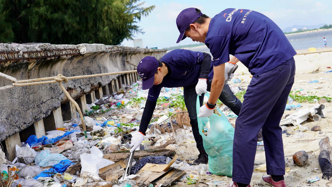 Các bạn trẻ đang nhặt rác ngoài bãi biển. Các bạn trẻ đang nhặt rác ngoài bãi biển.