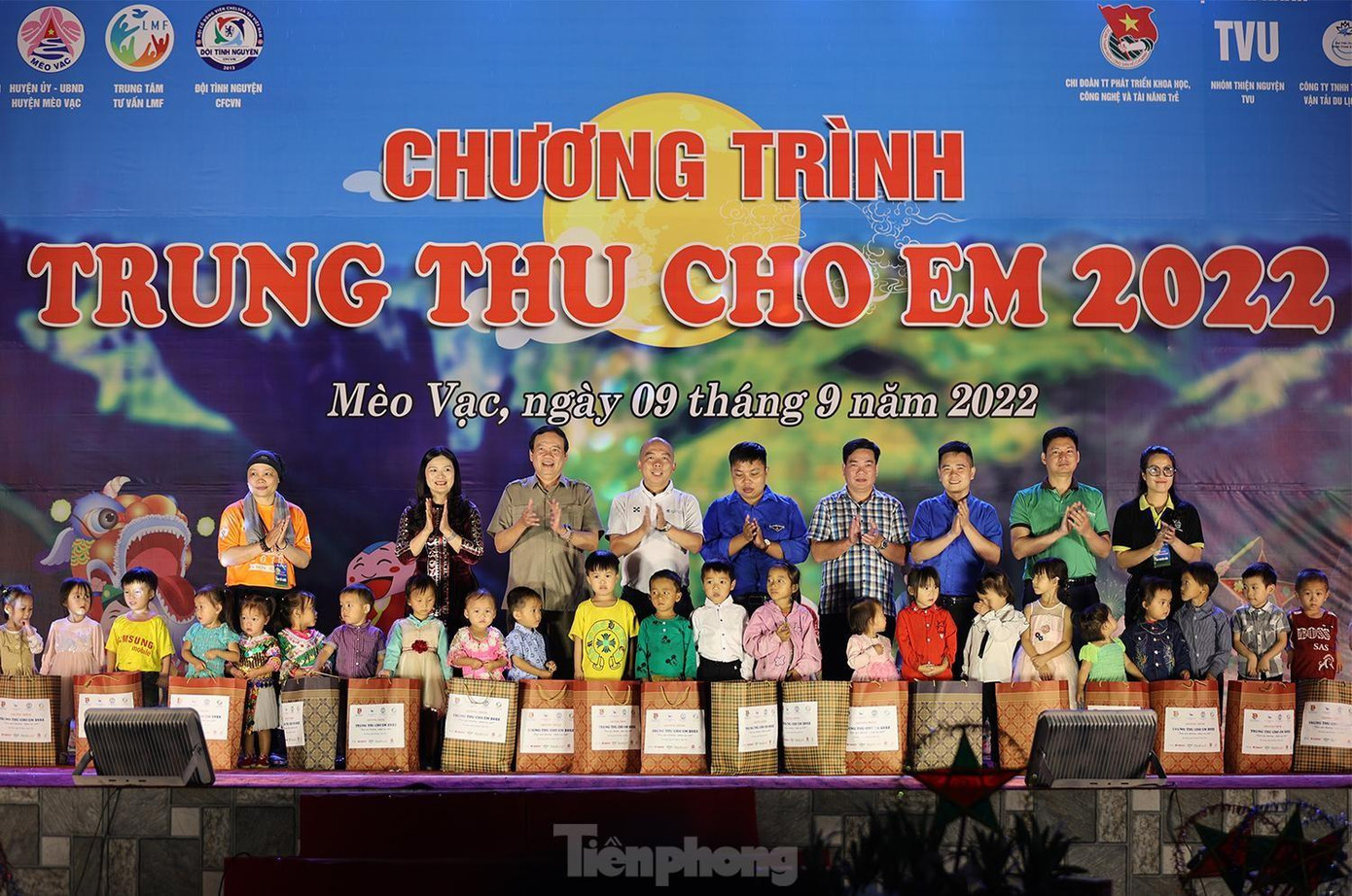 Đại diện Vinanutrifood phối hợp với Đoàn cơ quan Trung ương Đoàn tặng quà cho các em có hoàn cảnh khó khăn tại huyện Mèo Vạc