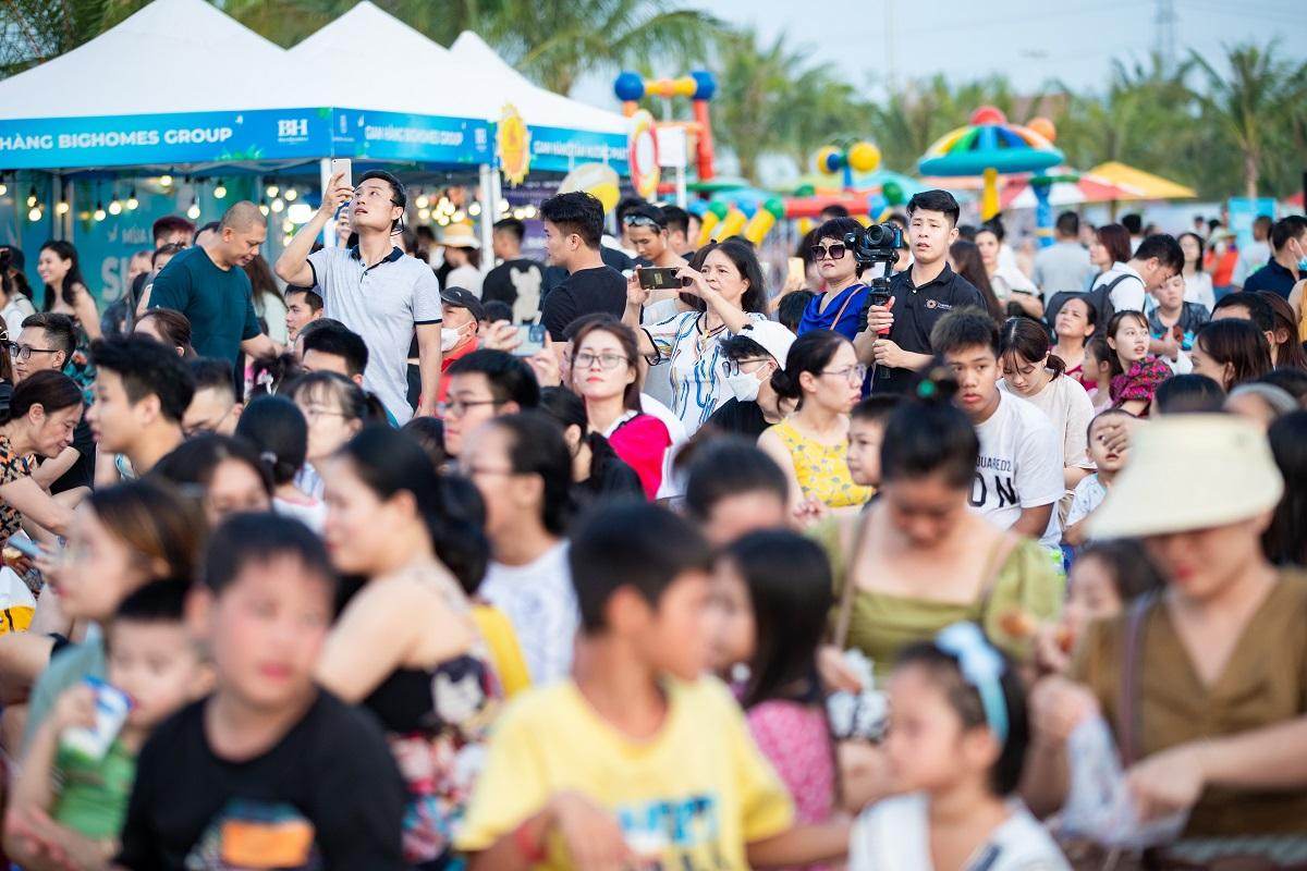 Không khí lễ hội được “đốt cháy” lên với các phần trình diễn âm nhạc thăng hoa, thu hút sự chú ý của đông đảo khán giả