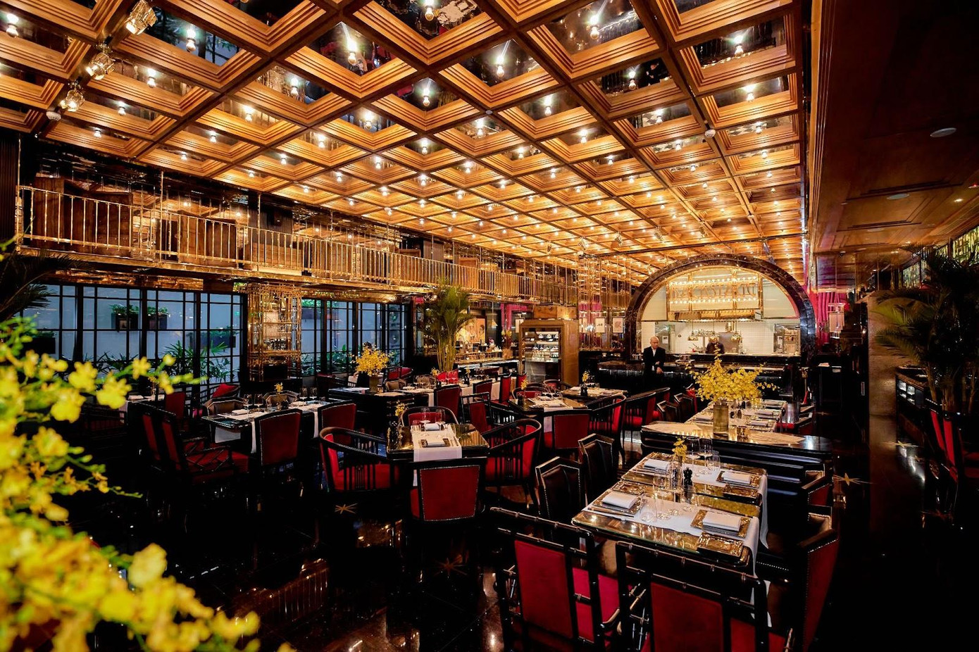 Nhà hàng Backstage ở Capella với thiết kế sang trọng của kiến trúc Châu Âu, hài hòa cùng nét tinh tế của kiến trúc Châu Á. Nhà hàng Backstage ở Capella với thiết kế sang trọng của kiến trúc Châu Âu, hài hòa cùng nét tinh tế của kiến trúc Châu Á.