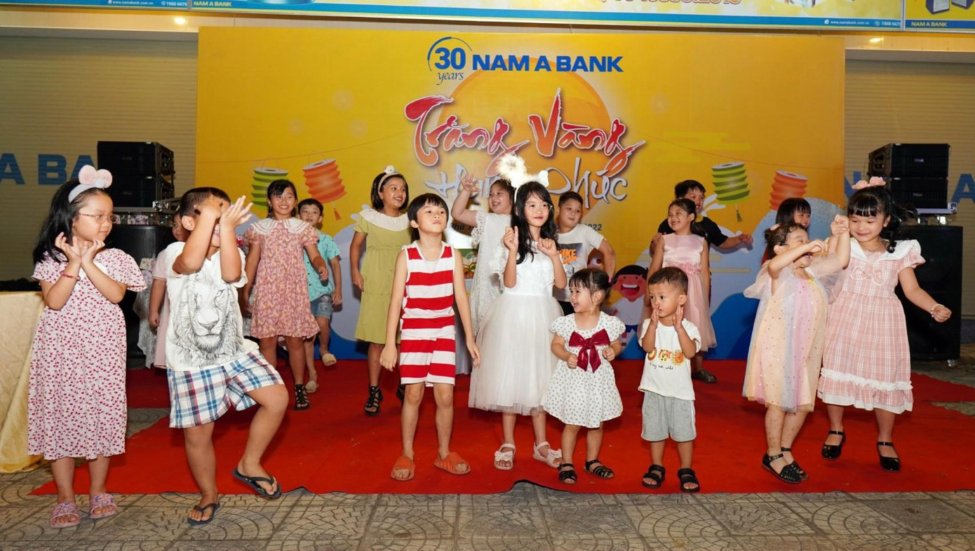 Các em thiếu nhi thích thú với các chú Lân đang nhảy múa