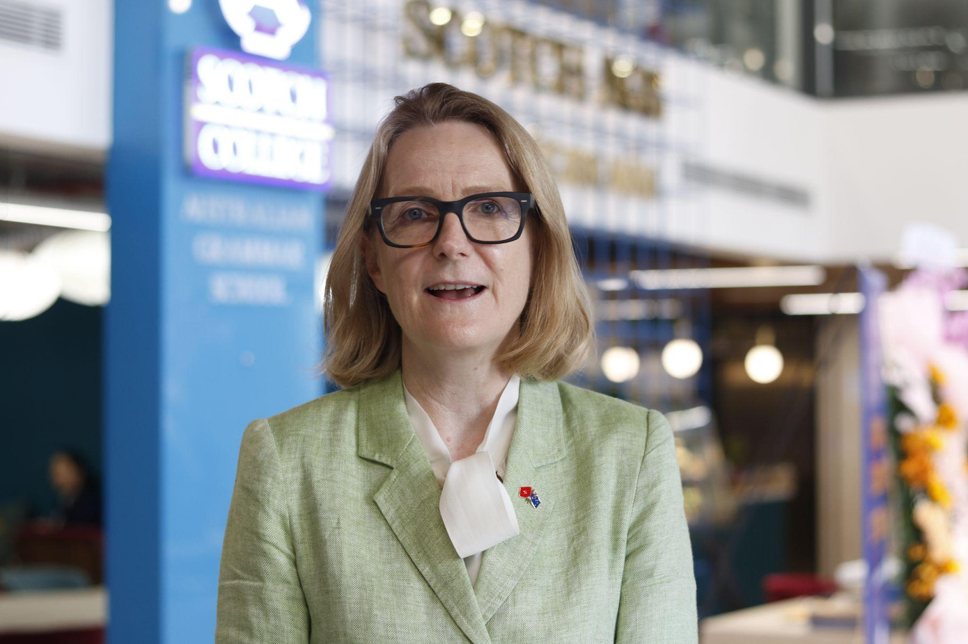 Bà Sarah Hooper - Tổng lãnh sự Úc tại TPHCM trả lời phỏng vấn lễ khai giảng Scotch AGS. Ảnh: Scotch AGS