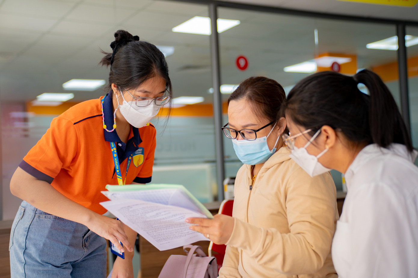 Tình nguyện viên hỗ trợ phụ huynh, thí sinh thực hiện thủ tục nhập học