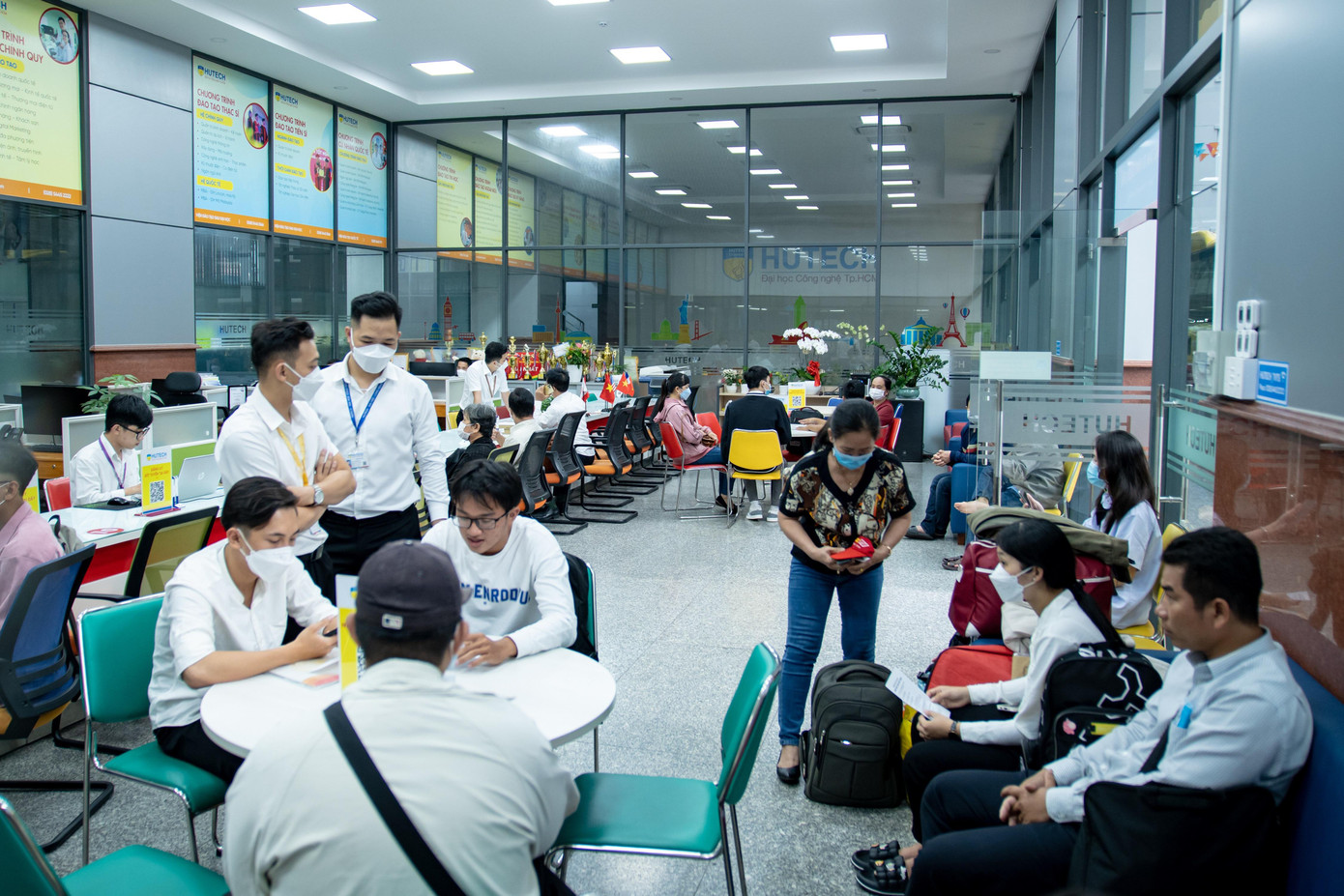 Thí sinh, phụ huynh đều mong muốn sớm hoàn tất thủ tục nhập học