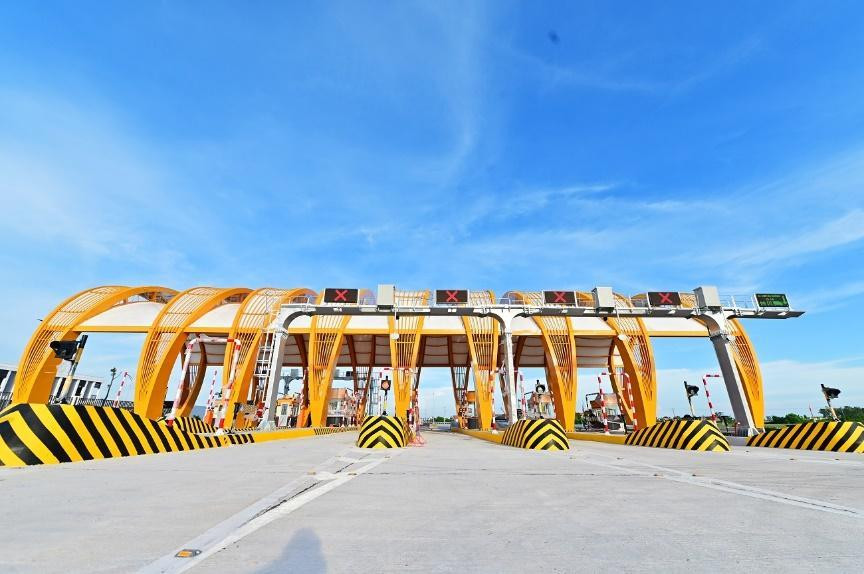 Một điểm nhấn đáng chú ý khác của cao tốc Vân Đồn – Móng Cái là trạm thu phí Tiên Yên, được thiết kế mô phỏng hình ảnh cây tre Việt Nam. Một điểm nhấn đáng chú ý khác của cao tốc Vân Đồn – Móng Cái là trạm thu phí Tiên Yên, được thiết kế mô phỏng hình ảnh cây tre Việt Nam.