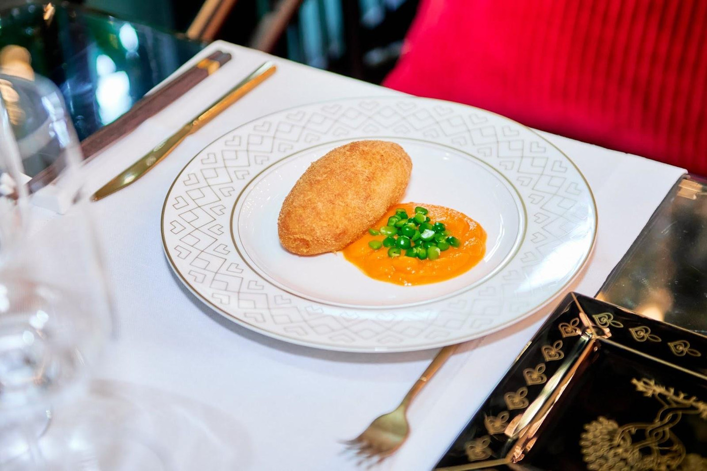 Gà Kyiv ẩn bên trong phần bơ tan chảy hảo hạng Gà Kyiv ẩn bên trong phần bơ tan chảy hảo hạng