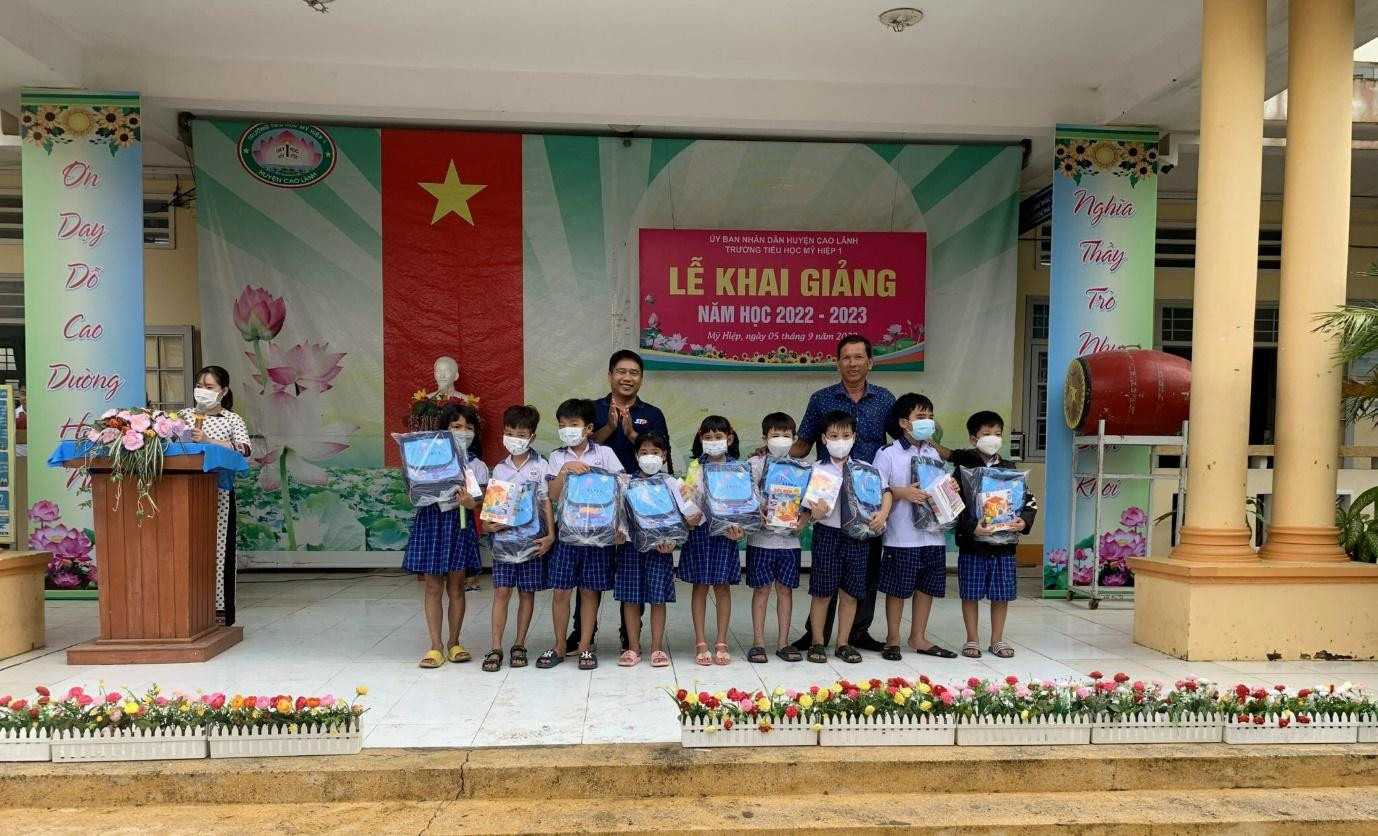 Đại diện Công ty hi vọng những món quà ý nghĩa này sẽ động viên tinh thần để các em nhỏ có hoàn cảnh khó khăn của Trường TH Mỹ Hiệp 1 (Đồng Tháp) vươn lên đạt kết quả tốt trong năm học mới Đại diện Công ty hi vọng những món quà ý nghĩa này sẽ động viên tinh thần để các em nhỏ có hoàn cảnh khó khăn của Trường TH Mỹ Hiệp 1 (Đồng Tháp) vươn lên đạt kết quả tốt trong năm học mới