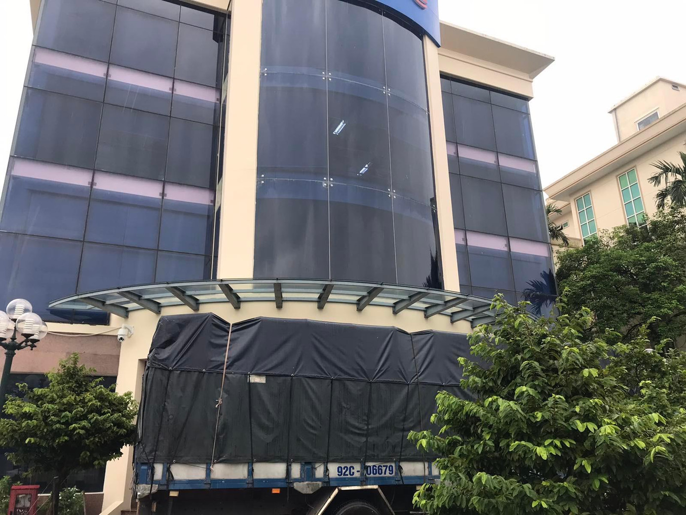 Trụ sở Công ty dịch vụ MobiFone khu vực 3 được che chắn và gia cố kỹ trước giờ bão đổ bộ