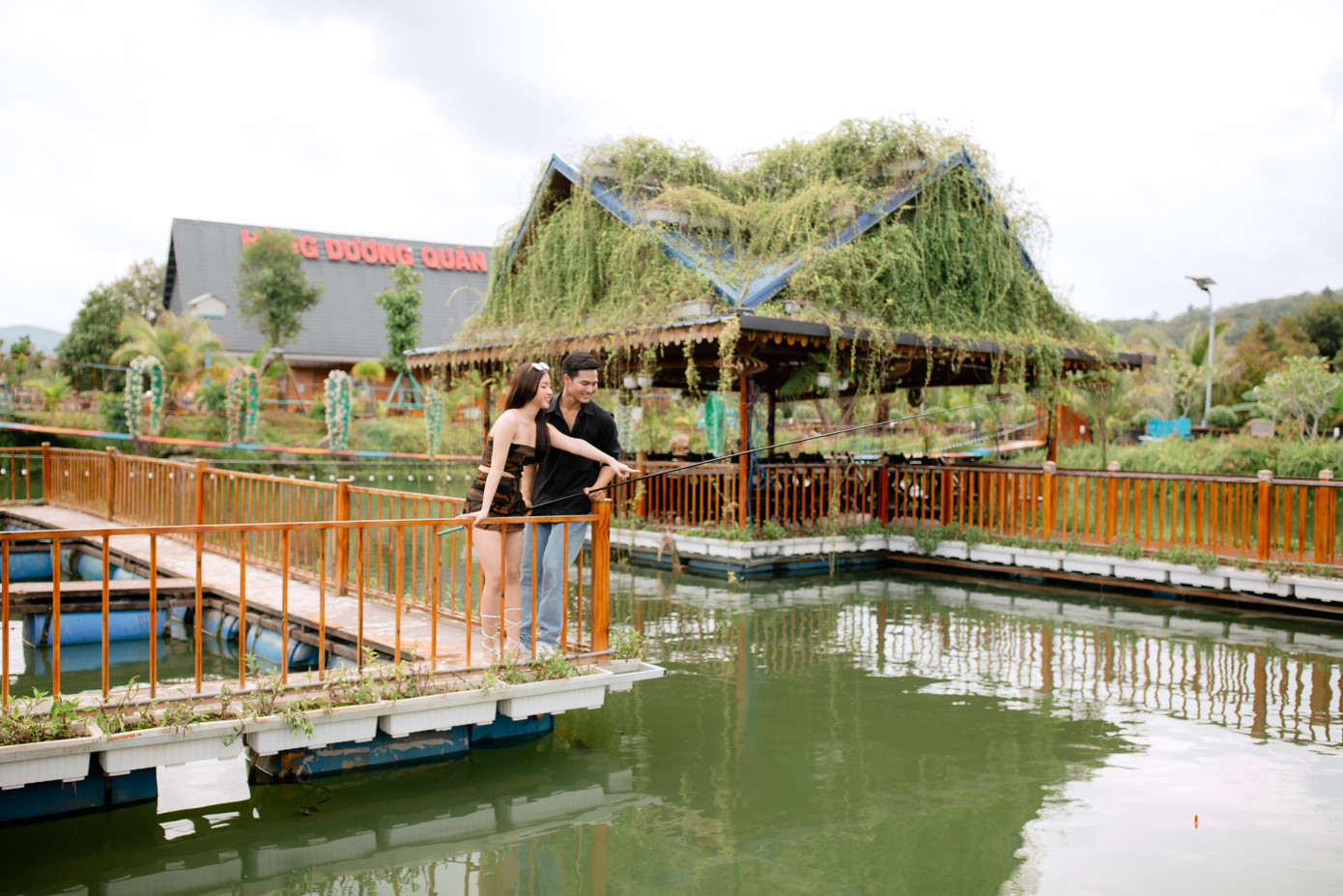 Du khách thích thú với dịch vụ câu cá tại Resort Hàng Dương