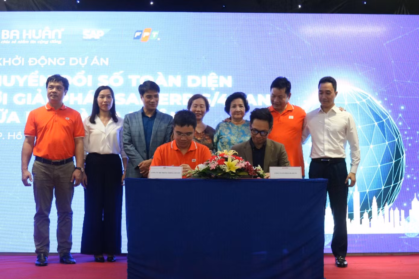 Ông Nguyễn Hoàng Minh - Tổng Giám đốc FPT IS đại diện Tập đoàn FPT ký kết hợp tác chuyển đổi số toàn diện cùng Ông Trần Việt Hưng - Tổng giám đốc Công ty Cổ phần Ba Huân. Ông Nguyễn Hoàng Minh - Tổng Giám đốc FPT IS đại diện Tập đoàn FPT ký kết hợp tác chuyển đổi số toàn diện cùng Ông Trần Việt Hưng - Tổng giám đốc Công ty Cổ phần Ba Huân.