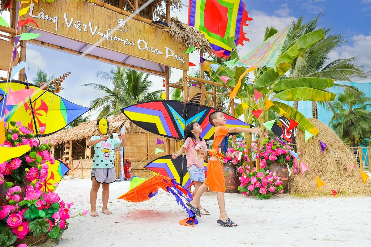 Tại Vinhomes Ocean Park, cư dân nhí có cơ hội hiểu hơn về văn hóa Việt qua các trò chơi dân gian và nghề thủ công truyền thống