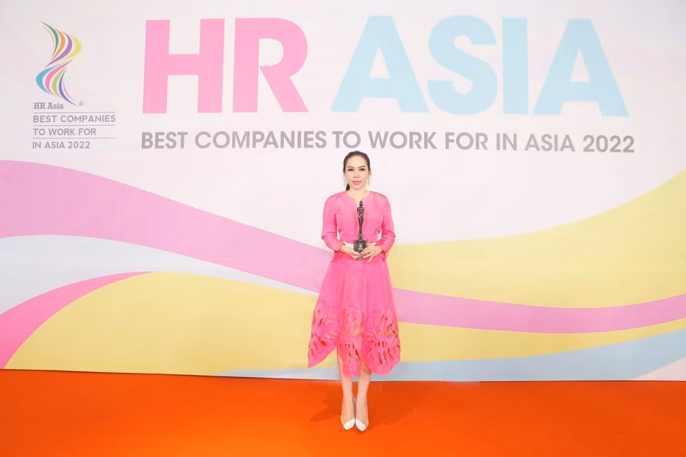 Bà Lê Nữ Thùy Dương - Phó Chủ tịch HĐQT KN Holdings nhận cúp Nơi làm việc tốt nhất Châu Á năm 2022 Bà Lê Nữ Thùy Dương - Phó Chủ tịch HĐQT KN Holdings nhận cúp Nơi làm việc tốt nhất Châu Á năm 2022
