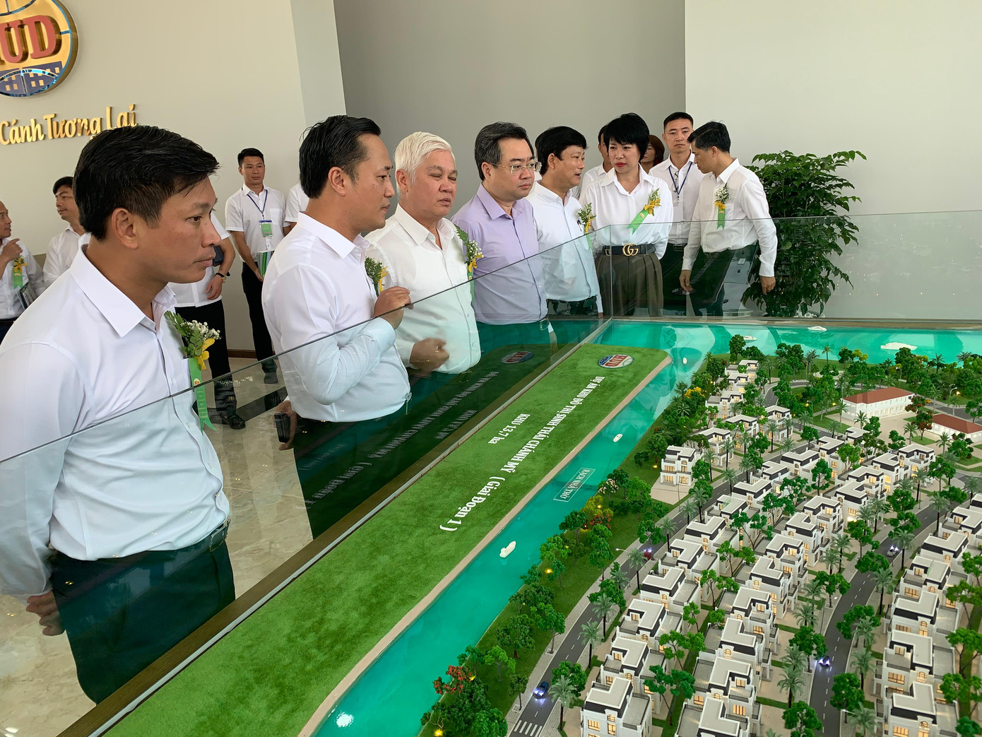 Bộ trưởng Nguyễn Thanh Nghị và Bí thư Tỉnh ủy Bình Dương Nguyễn Văn Lợi thăm mô hình dự án và nhà mẫu Bộ trưởng Nguyễn Thanh Nghị và Bí thư Tỉnh ủy Bình Dương Nguyễn Văn Lợi thăm mô hình dự án và nhà mẫu