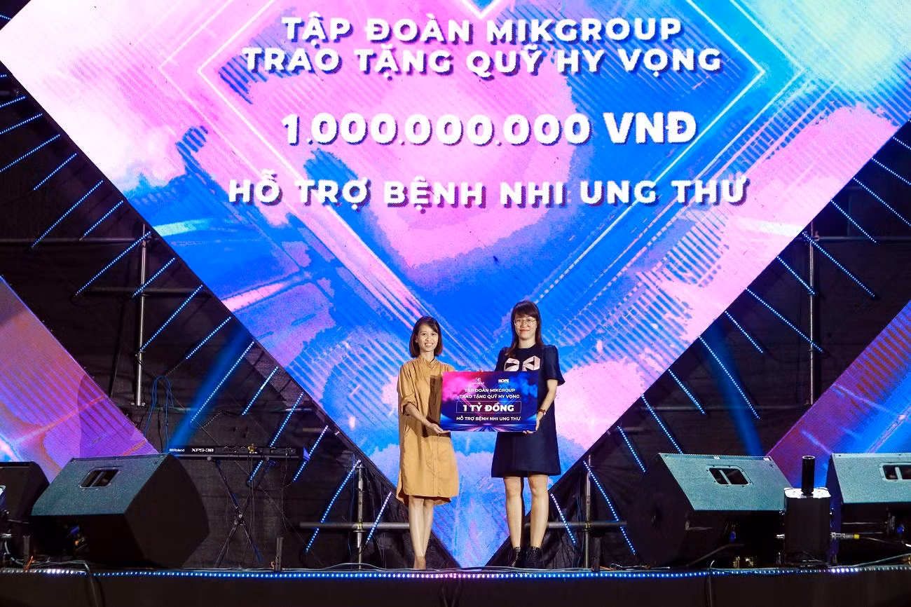 Đại diện MIKGroup (bên phải) trao tặng 1 tỷ đồng cho quỹ HOPE thực hiện chương trình hỗ trợ bệnh nhi ung thư. Đại diện MIKGroup (bên phải) trao tặng 1 tỷ đồng cho quỹ HOPE thực hiện chương trình hỗ trợ bệnh nhi ung thư.