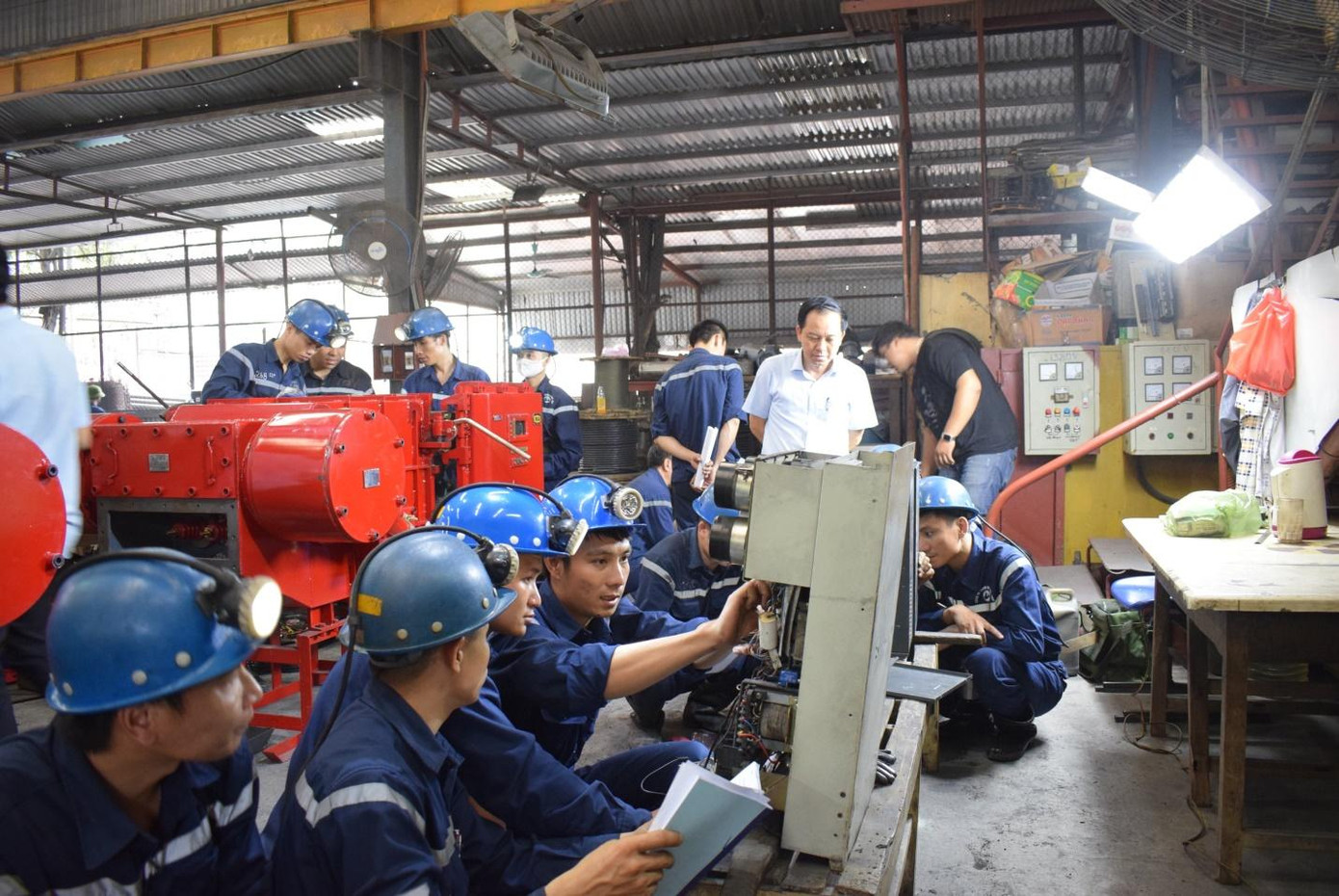 Các thí sinh thực hiện phần thi sửa máy cắt 6KV và hệ thống tủ điều khiển.