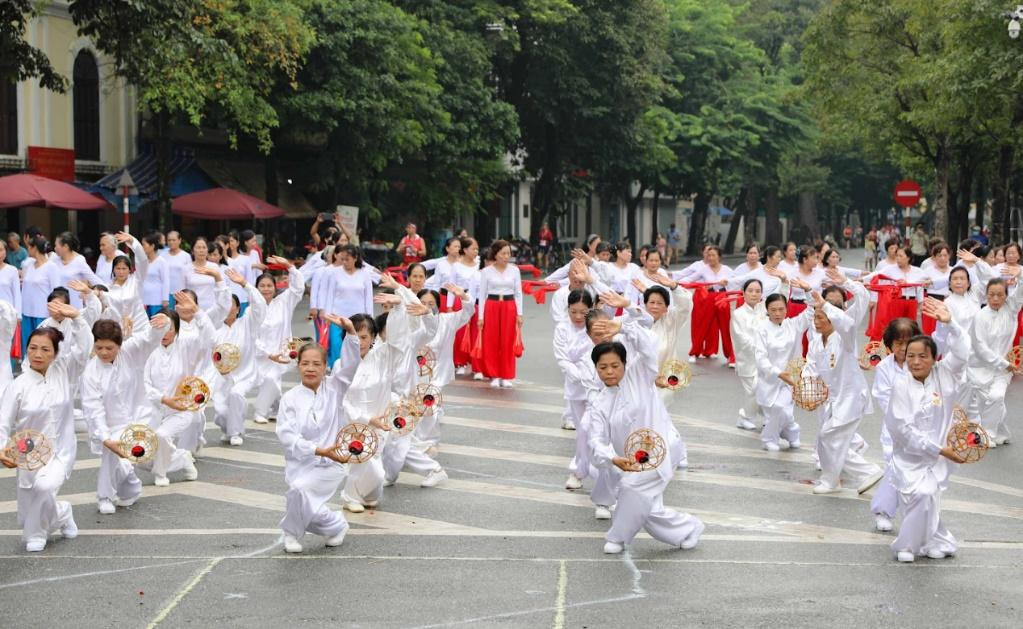 Việc rèn luyện sức khỏe đều đặn kết hợp với dinh dưỡng hợp lý đã giúp cho cộng đồng người cao tuổi duy trì được cơ thể dẻo dai; các động tác thuần thục và khỏe khoắn.