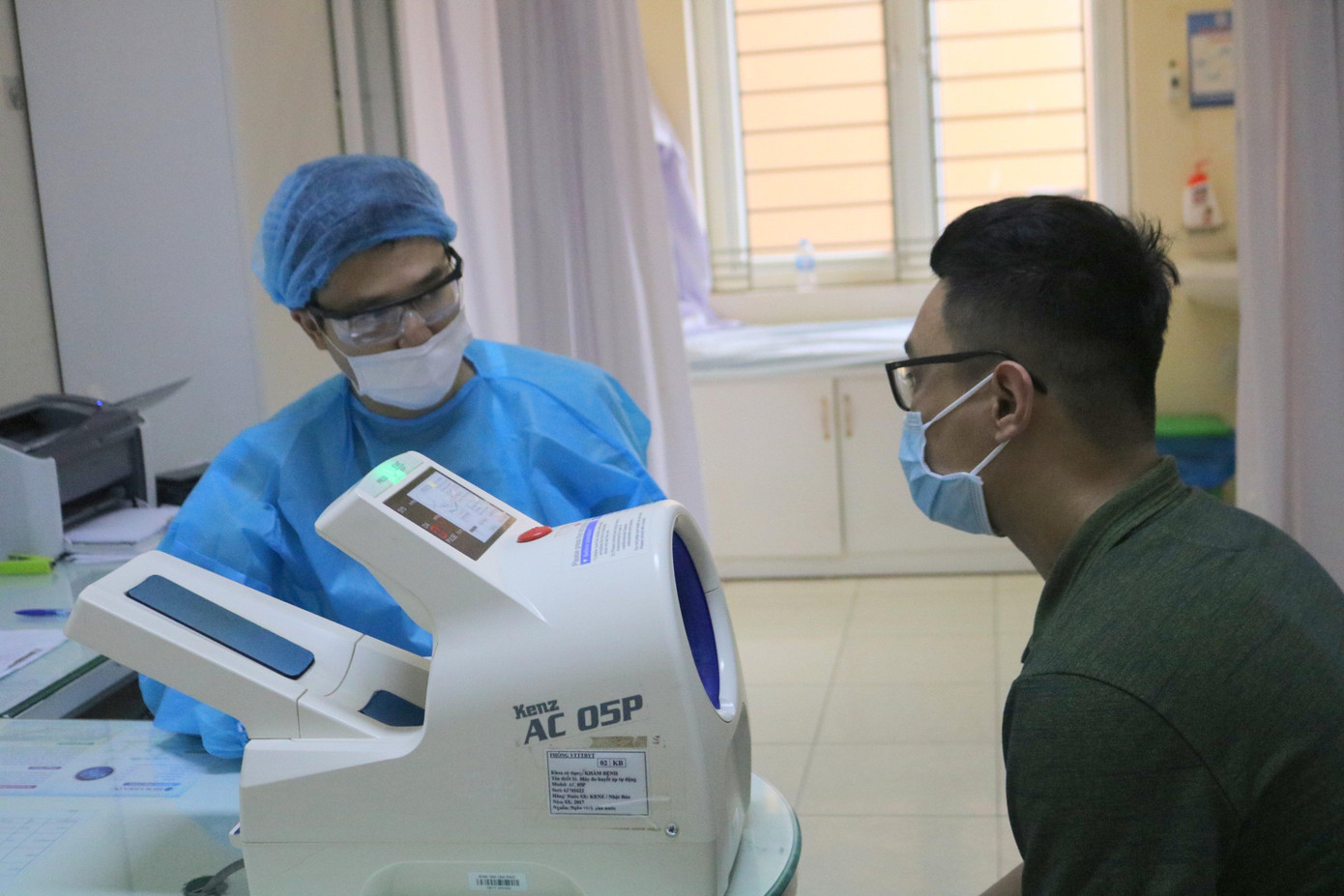 BHYT là chính sách nhằm chia sẻ gánh nặng tài chính cho những người không may ốm đau, bệnh tật. BHYT là chính sách nhằm chia sẻ gánh nặng tài chính cho những người không may ốm đau, bệnh tật.