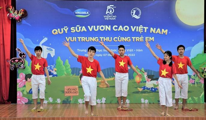Với sự hướng dẫn tận tình của cô giáo, các em tại Trung tâm phục hồi chức năng Việt-Hàn đã có màn trình diễn văn nghệ rất tự tin.