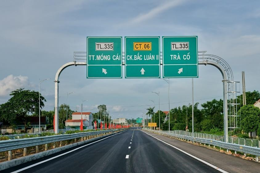 Điểm cuối tại Km176+00, đấu nối với đường dẫn cầu Bắc Luân 2 (TP Móng Cái) – cửa khẩu thông thương với thị trường tỷ dân. Điểm cuối tại Km176+00, đấu nối với đường dẫn cầu Bắc Luân 2 (TP Móng Cái) – cửa khẩu thông thương với thị trường tỷ dân.