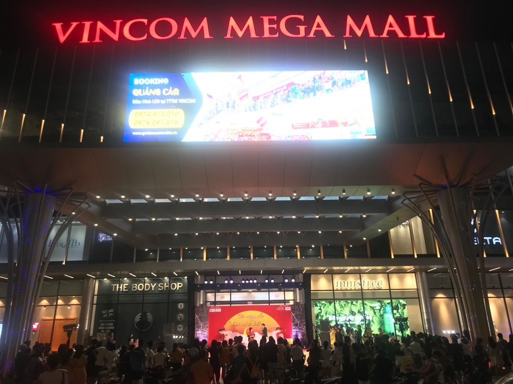 Cuộc thi V-Got Talent diễn ra tại Vincom Mega Mall Ocean Park thu hút rất đông gia đình đến ủng hộ, tạo nên “làn sóng” náo nhiệt trước TTTM bên biển hồ. Cuộc thi V-Got Talent diễn ra tại Vincom Mega Mall Ocean Park thu hút rất đông gia đình đến ủng hộ, tạo nên “làn sóng” náo nhiệt trước TTTM bên biển hồ.