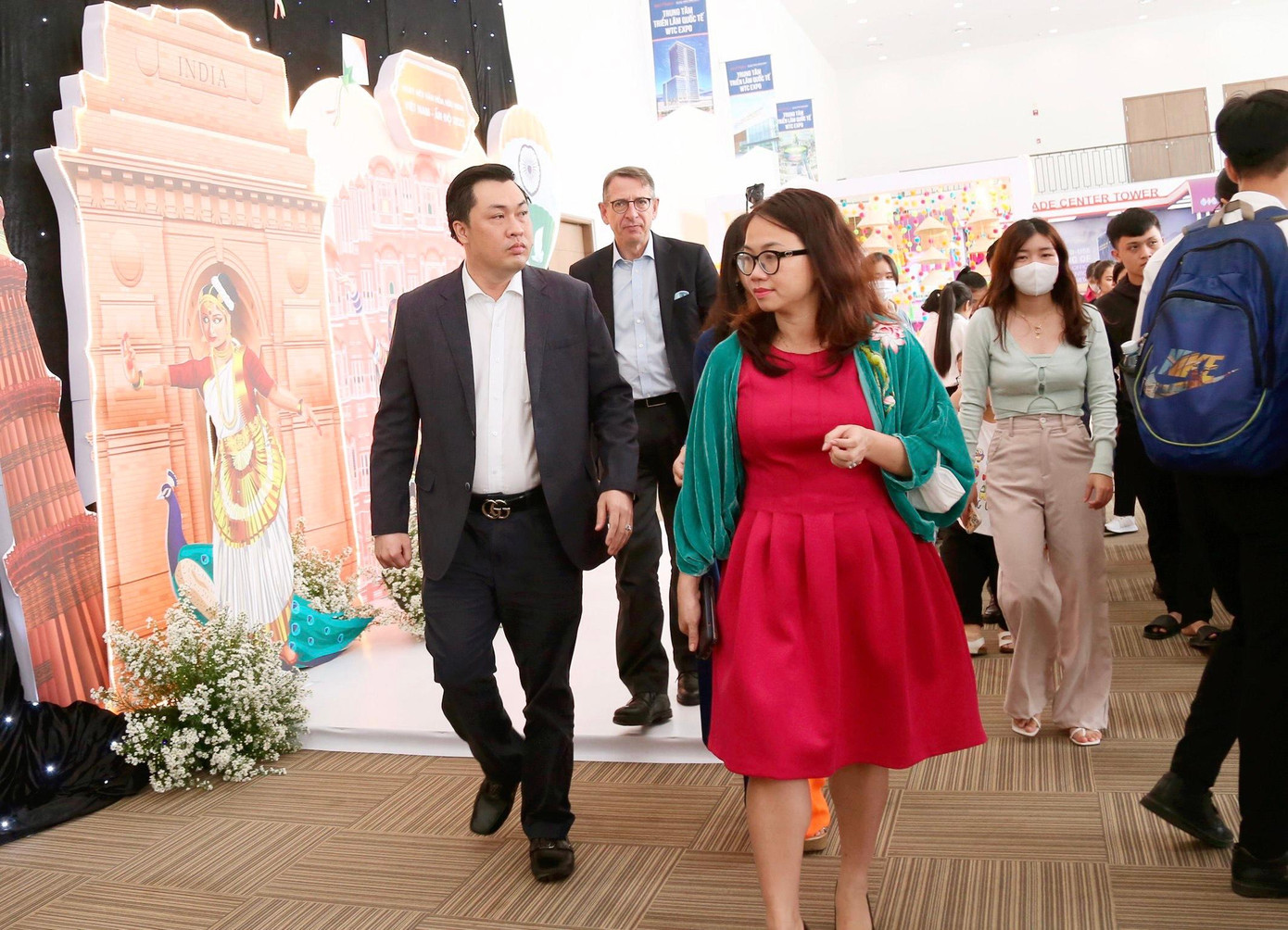 Đại biểu tham quan không gian khu giao lưu văn hóa Đại biểu tham quan không gian khu giao lưu văn hóa