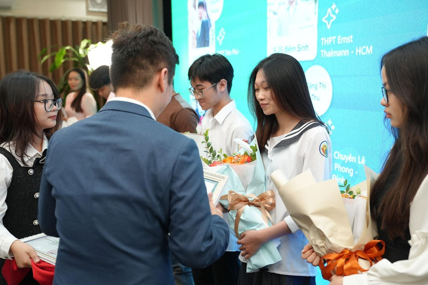 Anh Nguyễn Khôi - CEO Kiến Guru tặng hoa và bằng khen cho Thu trong buổi lễ vinh danh Anh Nguyễn Khôi - CEO Kiến Guru tặng hoa và bằng khen cho Thu trong buổi lễ vinh danh