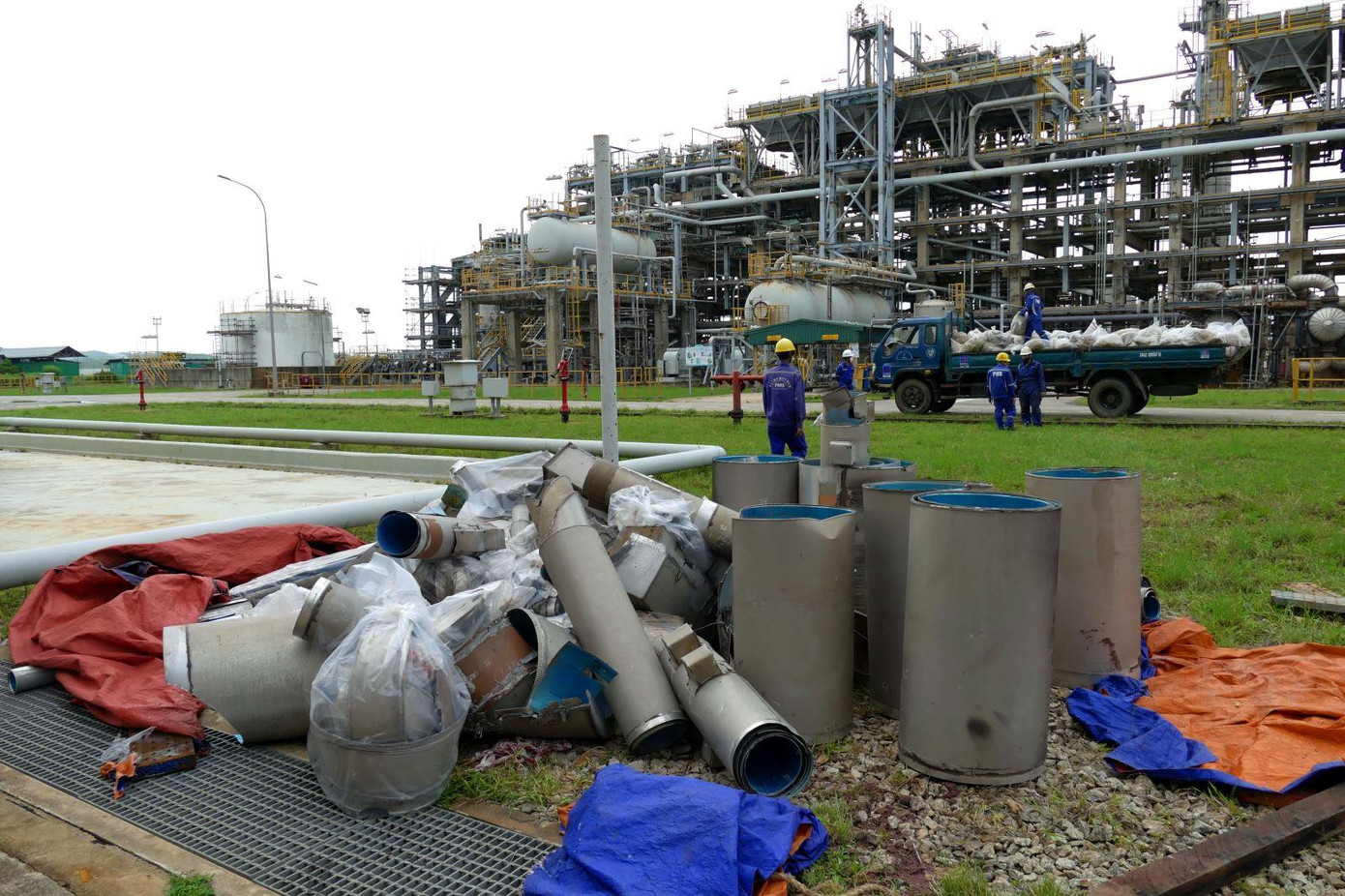 Nhà thầu đang khẩn trương thu dọn công trường bảo dưỡng thiết bị.