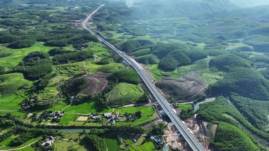 Vân Đồn – Móng Cái cũng là tuyến cao tốc duy nhất trên cả nước kết nối 3 sân bay quốc tế (Nội Bài, Cát Bi, Vân Đồn), 3 khu kinh tế và 1 cửa khẩu quốc tế. Điểm đầu cao tốc nằm gần sân bay quốc tế Vân Đồn. Vân Đồn – Móng Cái cũng là tuyến cao tốc duy nhất trên cả nước kết nối 3 sân bay quốc tế (Nội Bài, Cát Bi, Vân Đồn), 3 khu kinh tế và 1 cửa khẩu quốc tế. Điểm đầu cao tốc nằm gần sân bay quốc tế Vân Đồn.