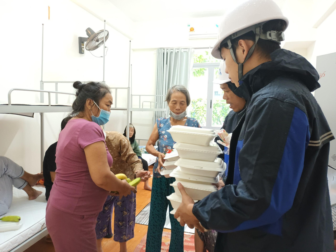 Cán bộ, công nhân viên Thép Hòa Phát Dung Quất cung cấp các suất cơm miễn phí cho bà con vào tránh trú bão tại ký túc xá của Công ty