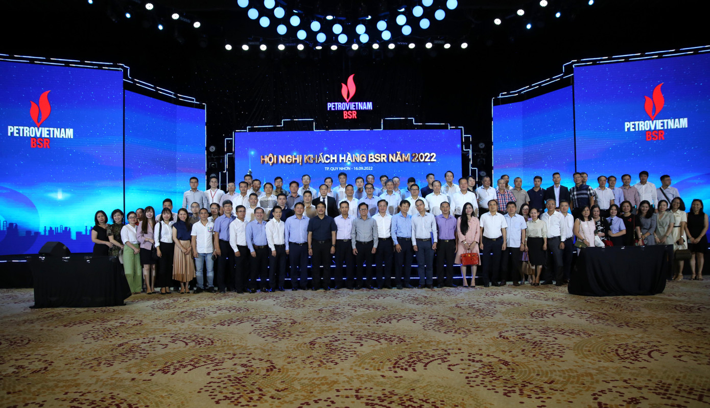 Các đại biểu chụp hình lưu niệm. Các đại biểu chụp hình lưu niệm.