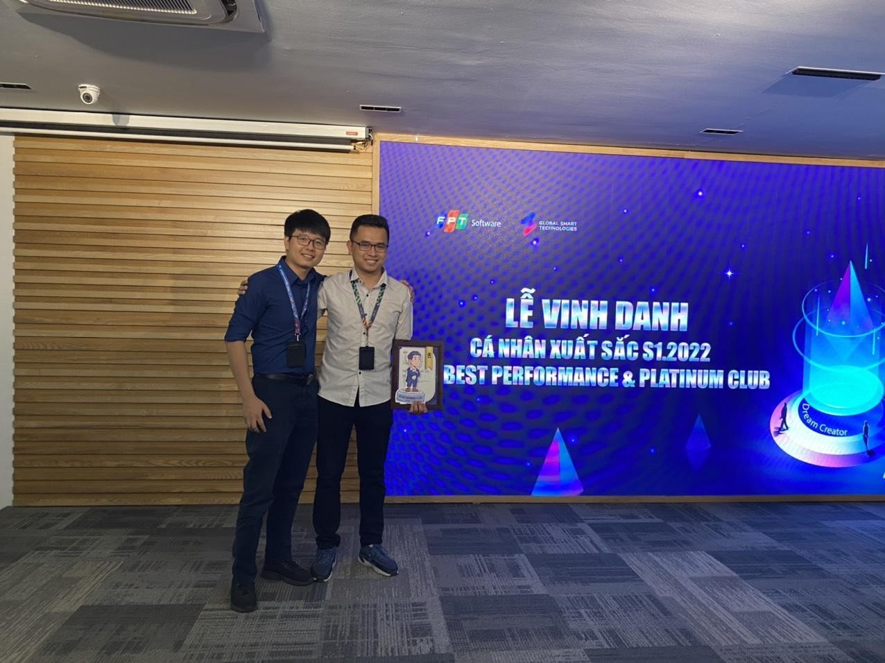 Đỗ Sơn và đồng nghiệp tại lễ vinh danh của FPT Software