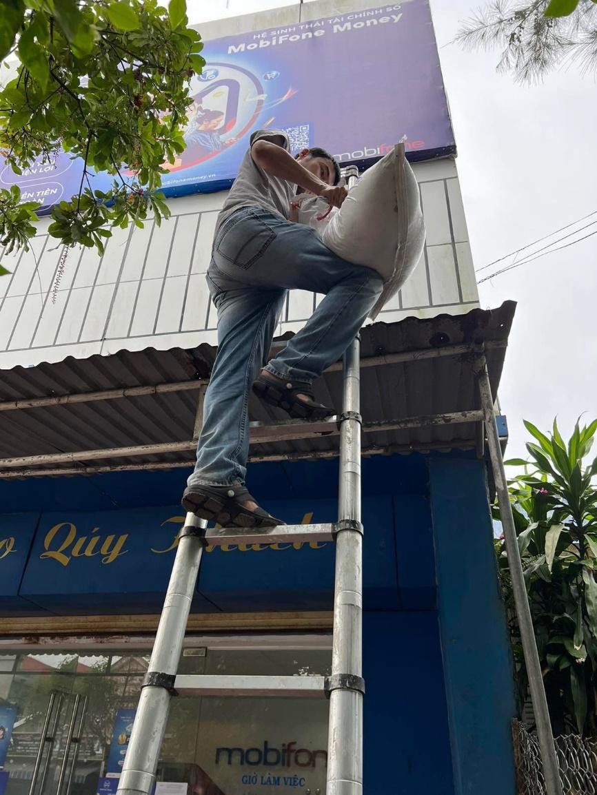 Gia cố giằng chống các mái nhà trạm, cửa hàng