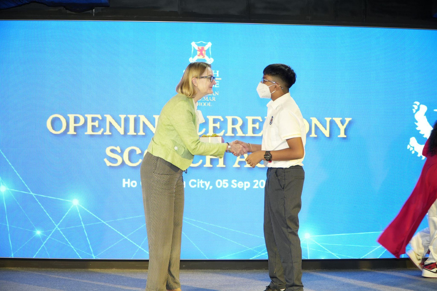 Học sinh trao quà lưu niệm cho các đại diện cấp cao đến từ Úc. Ảnh: Scotch AGS