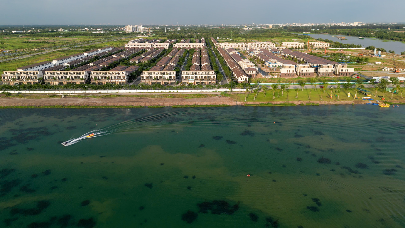 Khu đô thị Waterpoint Waterpoint được phát triển theo mô hình khu đô thị kiểu mẫu với thiết kế quy hoạch hiện đại nhưng vẫn hài hòa cảnh quan tự nhiên và lấy con người làm trọng tâm