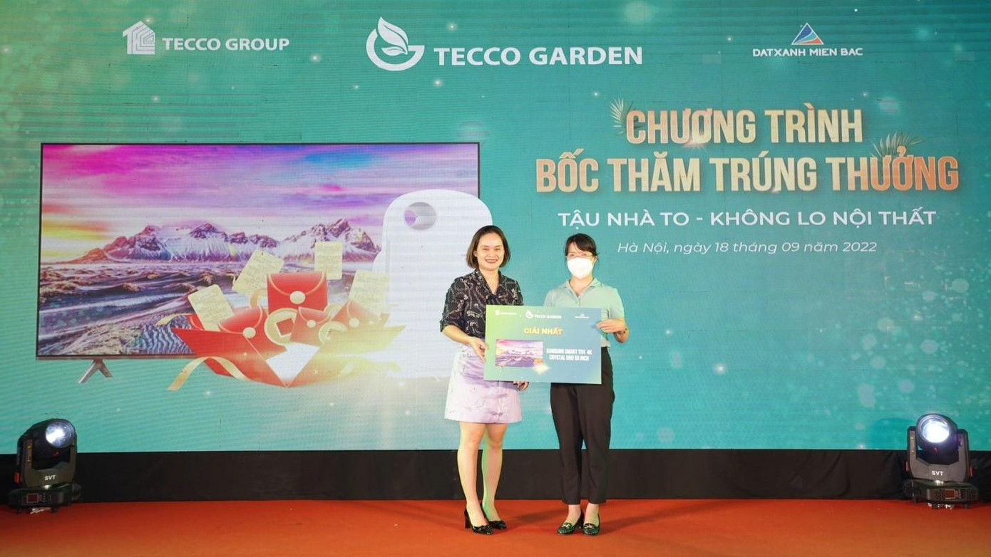 Nữ khách hàng may mắn trúng giải Nhất tại sự kiện Nữ khách hàng may mắn trúng giải Nhất tại sự kiện