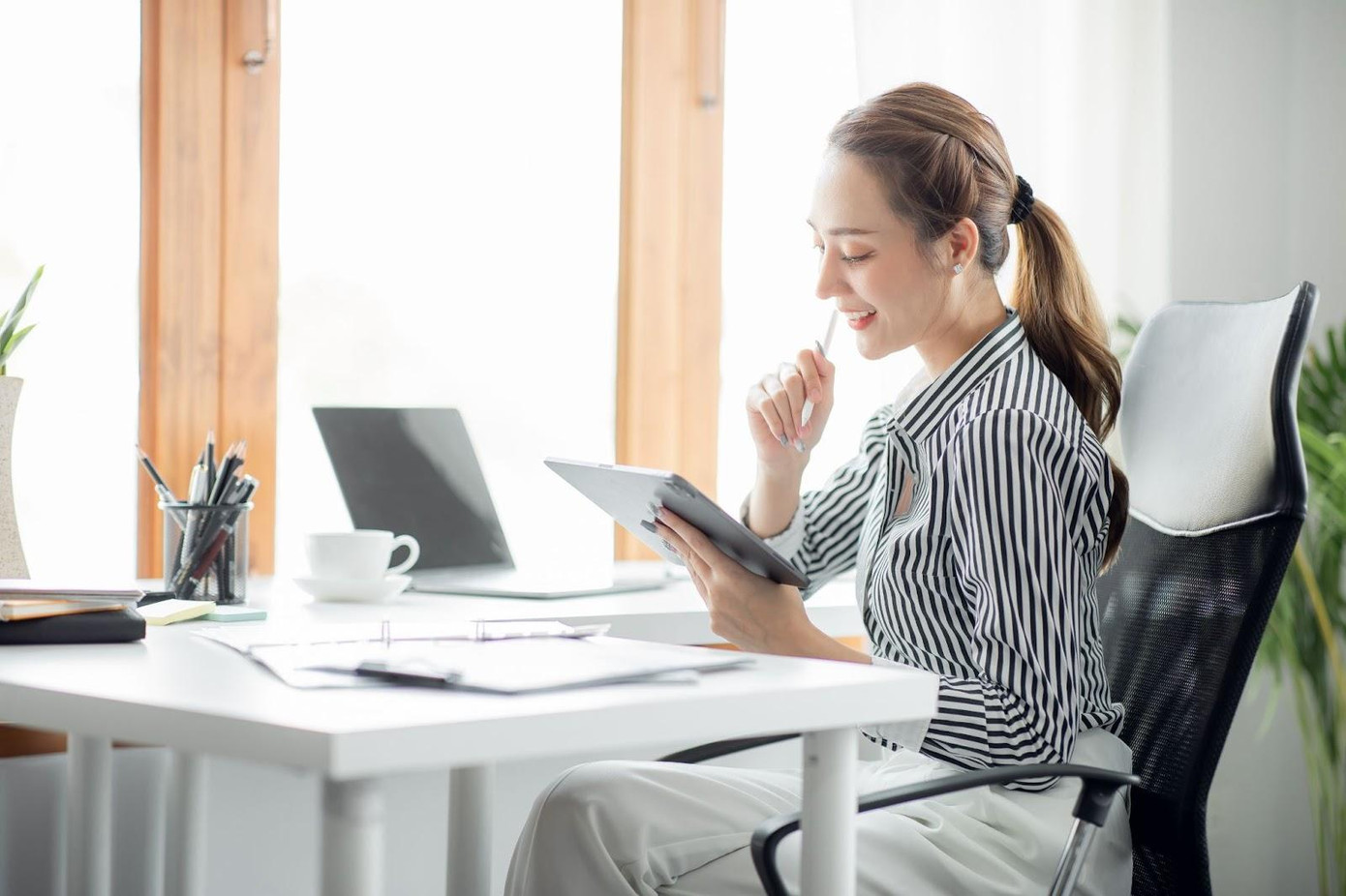 Cần đảm bảo nơi học tập, làm việc đủ ánh sáng và ngồi đúng tư thế để đảm bảo sức khỏe cho đôi mắt. Ảnh: Shutterstock