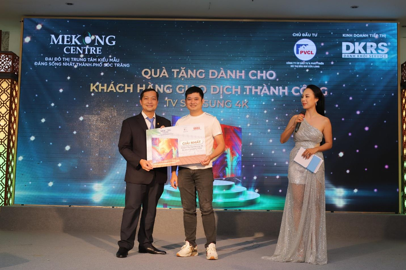 Quà tặng với tổng giá trị hàng trăm triệu đồng cũng tìm được chủ nhân may mắn tại sự kiện Công bố sản phẩm mới Khu đô thị Mekong Centre Sóc Trăng. Quà tặng với tổng giá trị hàng trăm triệu đồng cũng tìm được chủ nhân may mắn tại sự kiện Công bố sản phẩm mới Khu đô thị Mekong Centre Sóc Trăng.