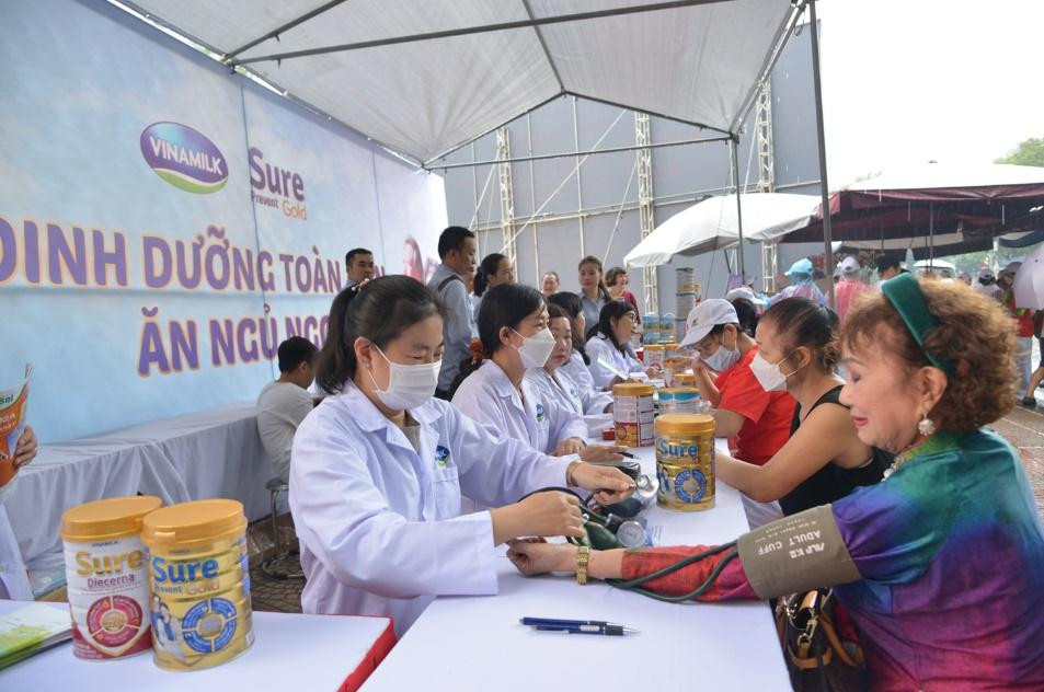 Các bác sĩ của trung tâm dinh dưỡng Vinamilk đo khám, tư vấn sức khỏe và chế độ dinh dưỡng cho người cao tuổi tham gia chương trình